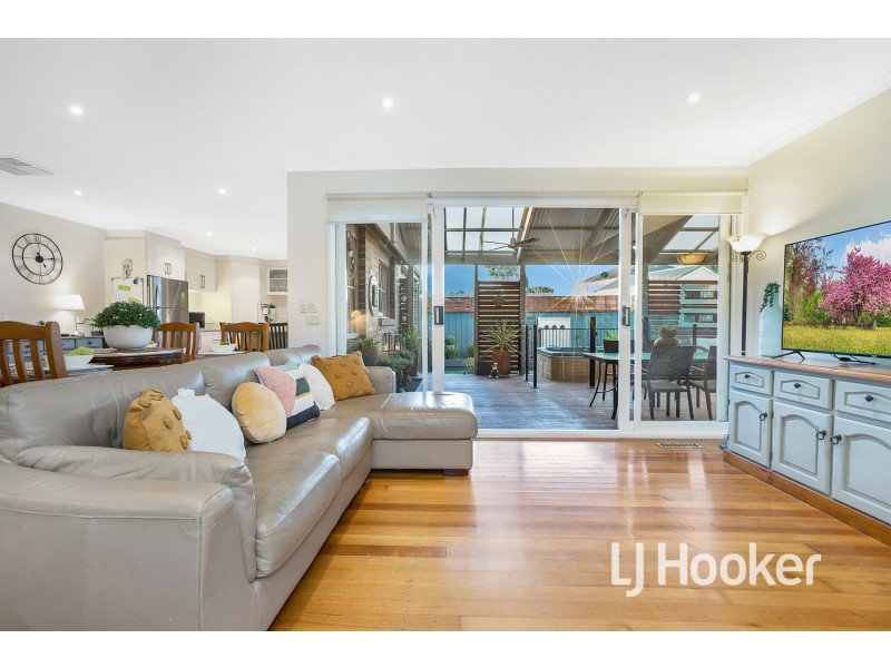 8 Lindsay Crescent, Lynbrook VIC 3975