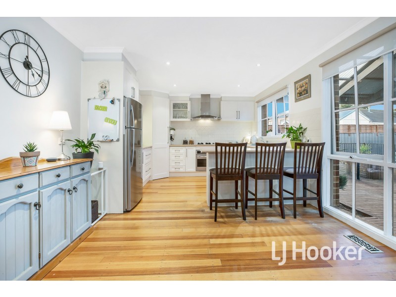 8 Lindsay Crescent, Lynbrook VIC 3975