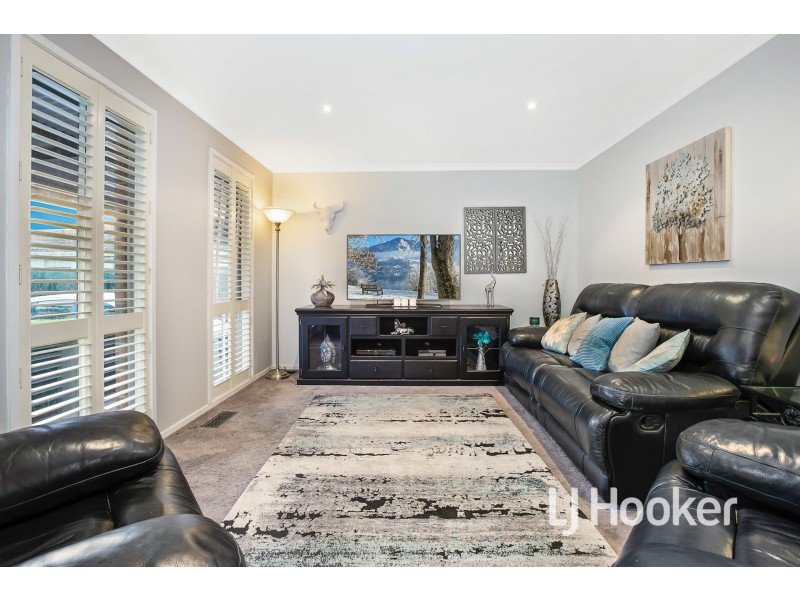 8 Lindsay Crescent, Lynbrook VIC 3975