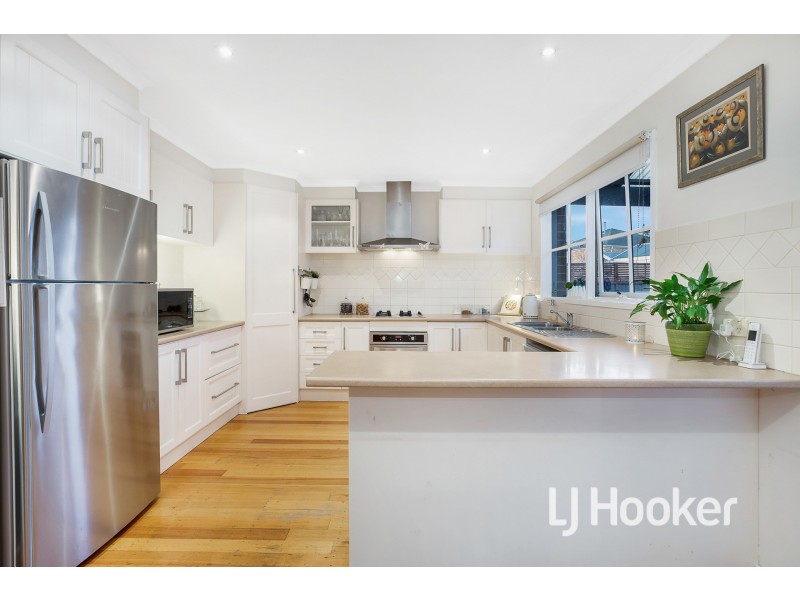 8 Lindsay Crescent, Lynbrook VIC 3975