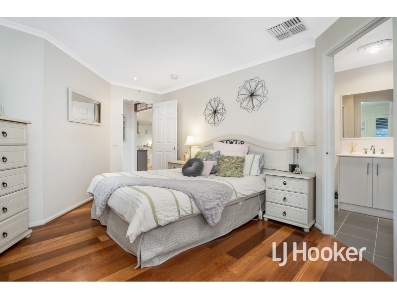 8 Lindsay Crescent, Lynbrook VIC 3975