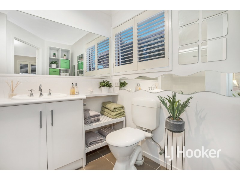 8 Lindsay Crescent, Lynbrook VIC 3975