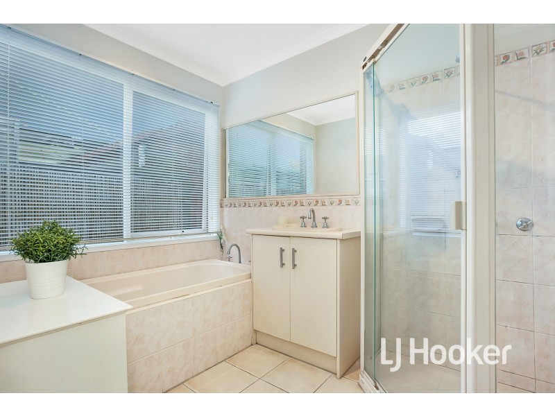 8 Lindsay Crescent, Lynbrook VIC 3975