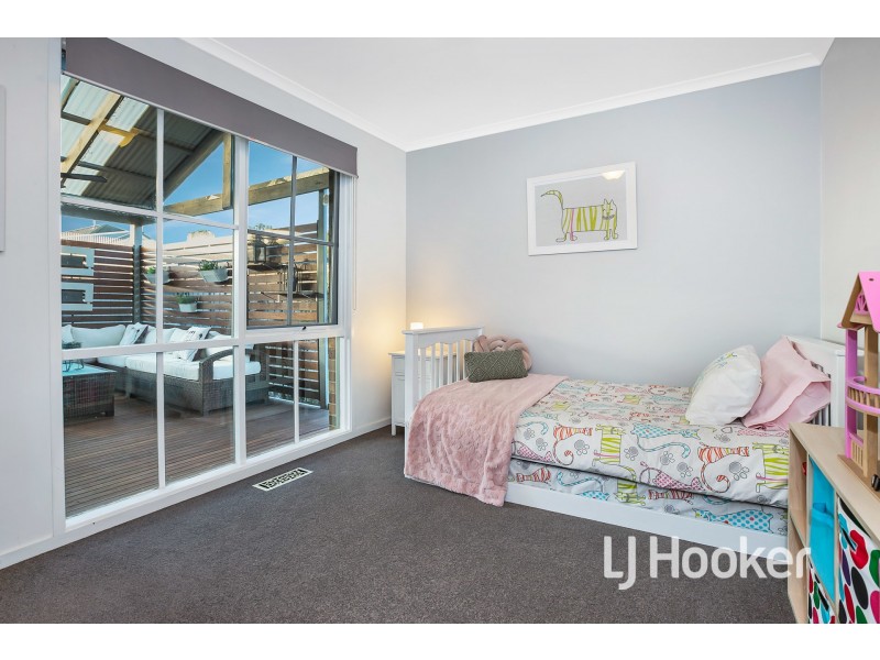 8 Lindsay Crescent, Lynbrook VIC 3975