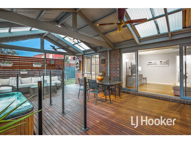 8 Lindsay Crescent, Lynbrook VIC 3975