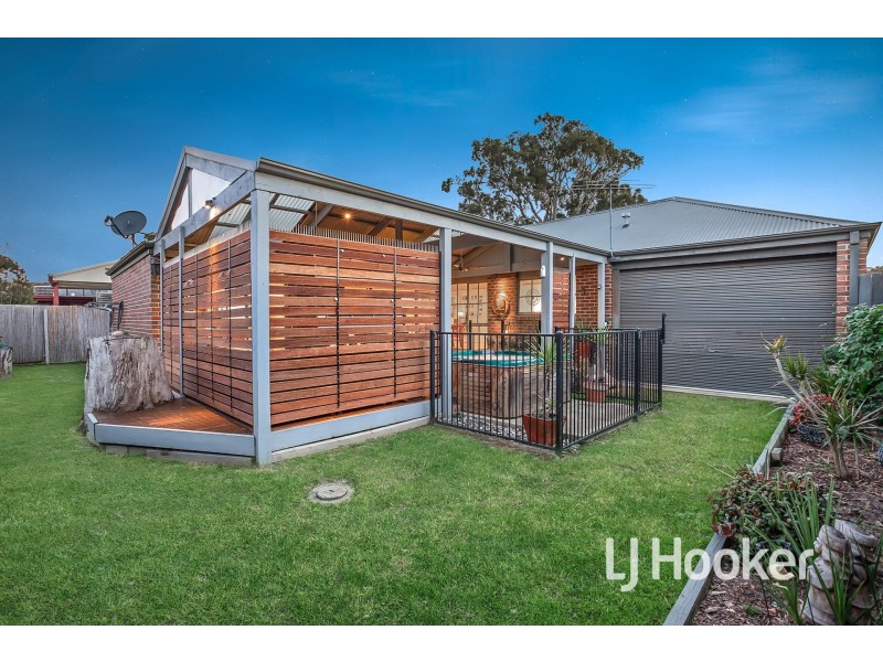 8 Lindsay Crescent, Lynbrook VIC 3975