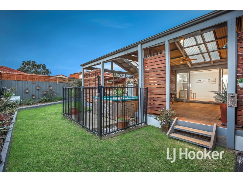 8 Lindsay Crescent, Lynbrook VIC 3975