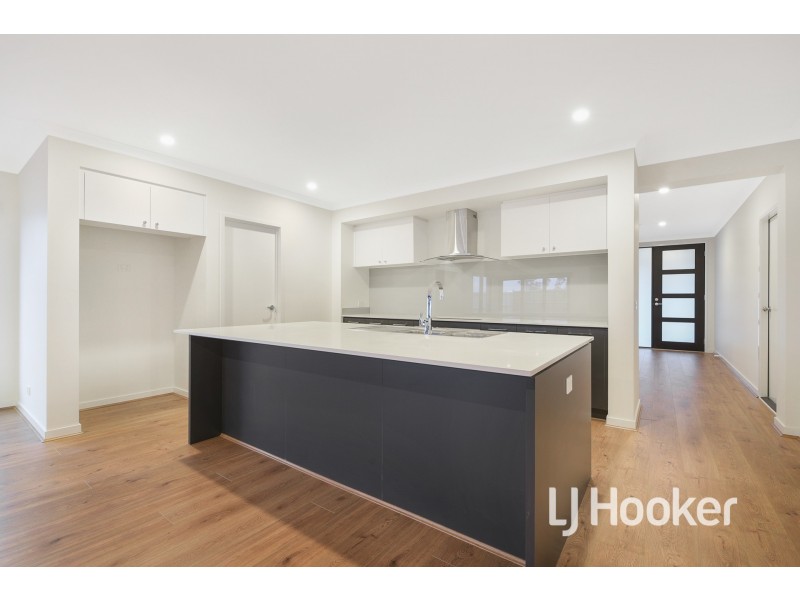 27 Merrin Circuit, Clyde North VIC 3978