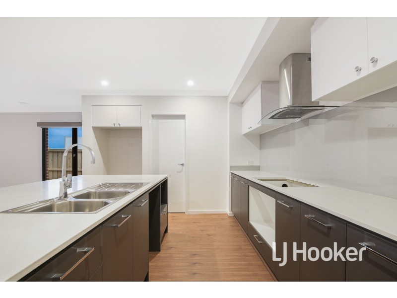 27 Merrin Circuit, Clyde North VIC 3978