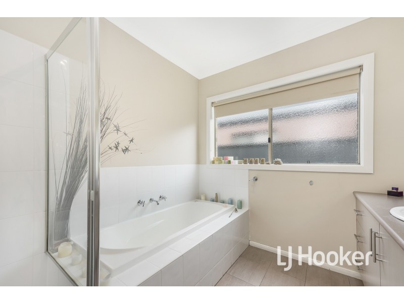 7 Fairchild Place, Pakenham VIC 3810