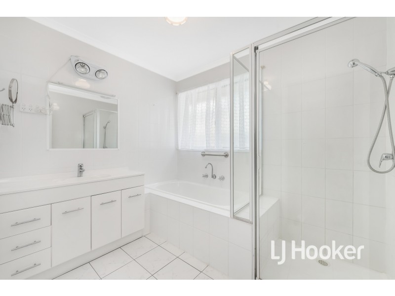 4 Rowen Court, Cranbourne North VIC 3977