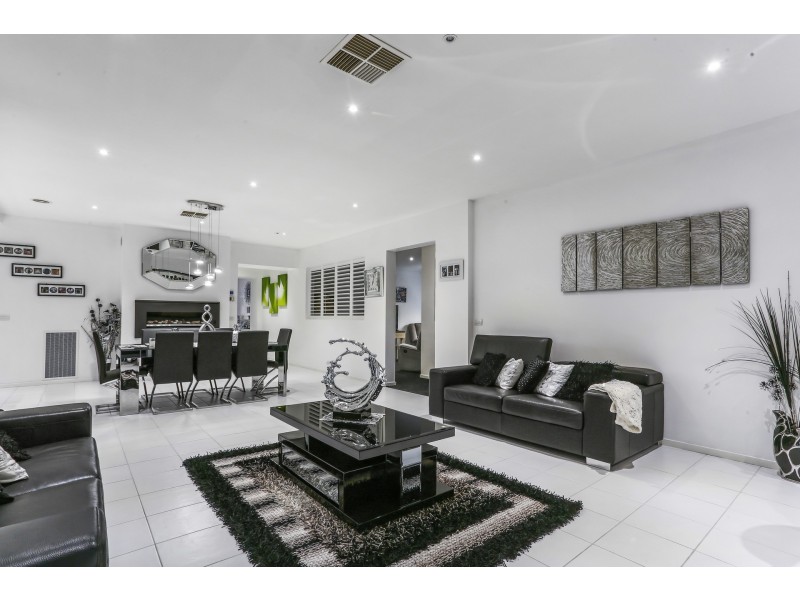 6 Black Caesar Drive, Cranbourne East VIC 3977