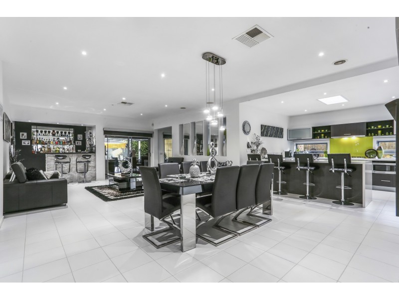 6 Black Caesar Drive, Cranbourne East VIC 3977