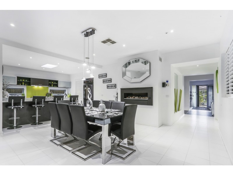 6 Black Caesar Drive, Cranbourne East VIC 3977