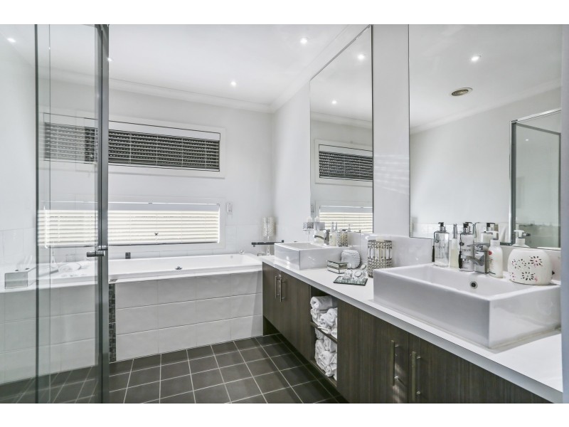 6 Black Caesar Drive, Cranbourne East VIC 3977