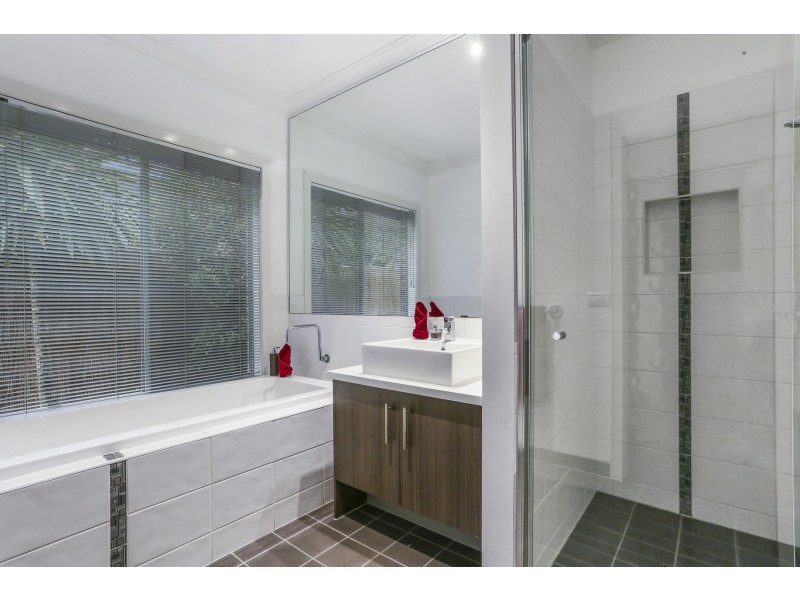 6 Black Caesar Drive, Cranbourne East VIC 3977