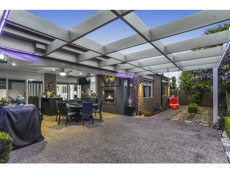 6 Black Caesar Drive, Cranbourne East VIC 3977