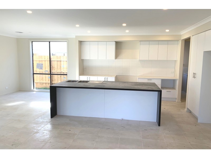 3 Camaro Drive, Cranbourne East VIC 3977