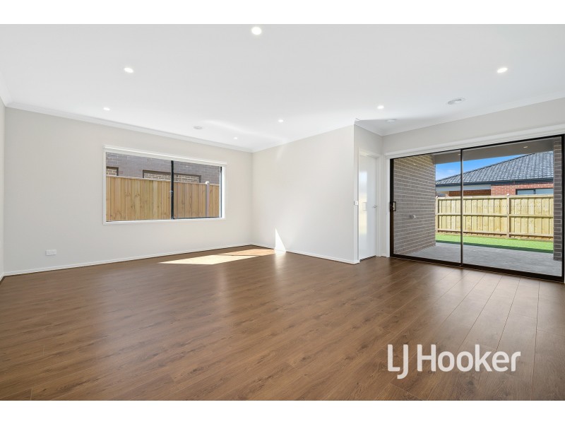 15 Orleana Way, Clyde North VIC 3978