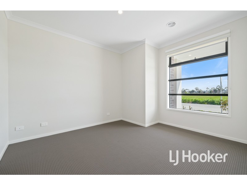 15 Orleana Way, Clyde North VIC 3978