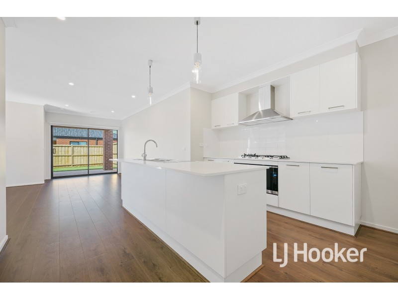 15 Orleana Way, Clyde North VIC 3978