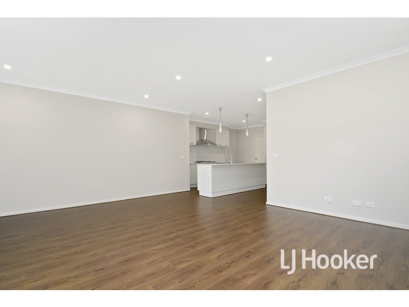 15 Orleana Way, Clyde North VIC 3978