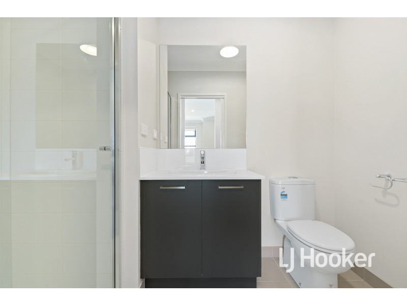 15 Orleana Way, Clyde North VIC 3978