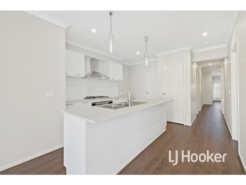 15 Orleana Way, Clyde North VIC 3978