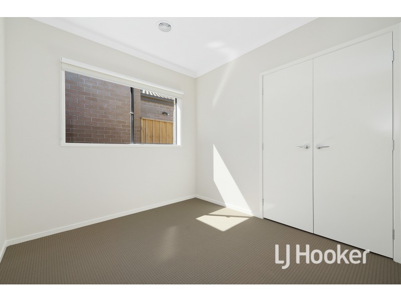 15 Orleana Way, Clyde North VIC 3978