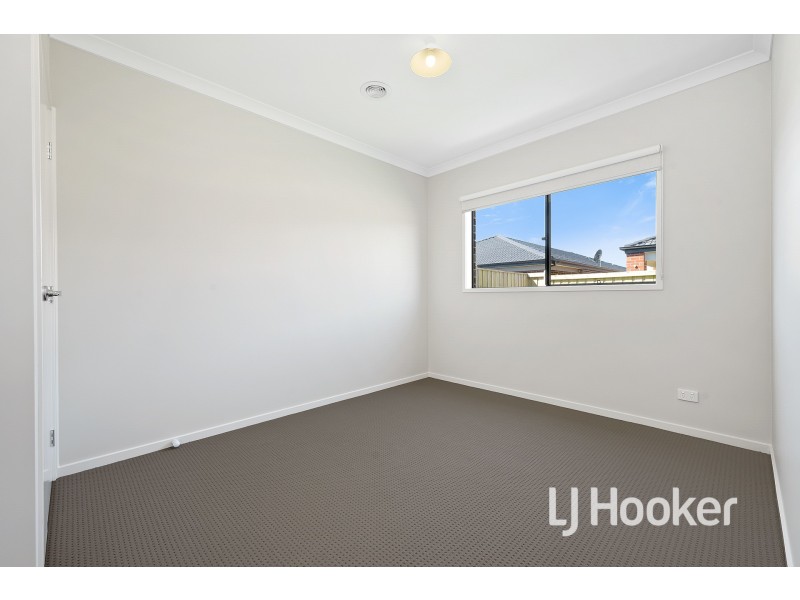 15 Orleana Way, Clyde North VIC 3978