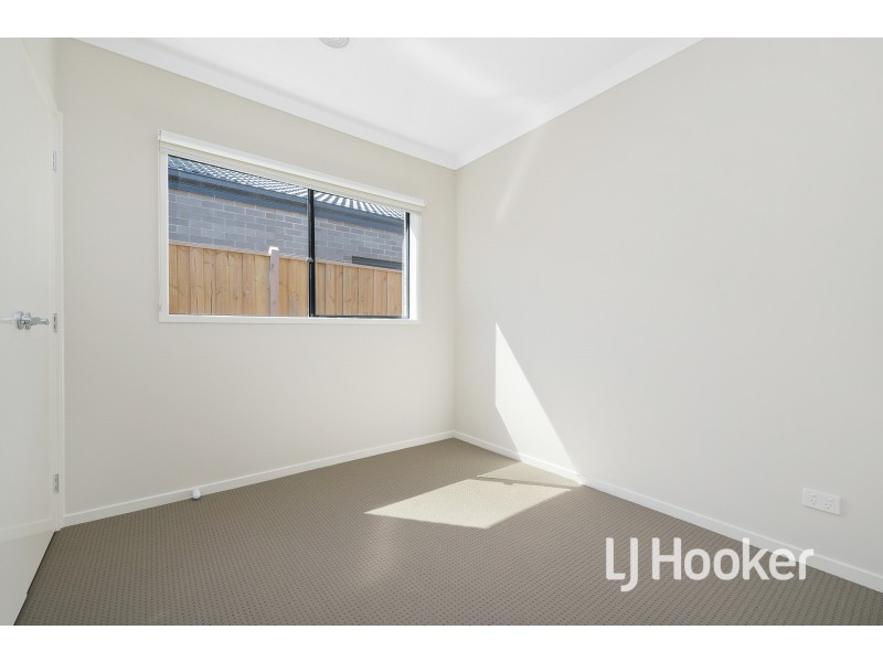 15 Orleana Way, Clyde North VIC 3978