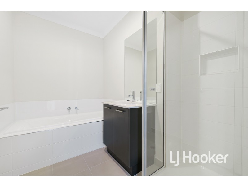 15 Orleana Way, Clyde North VIC 3978