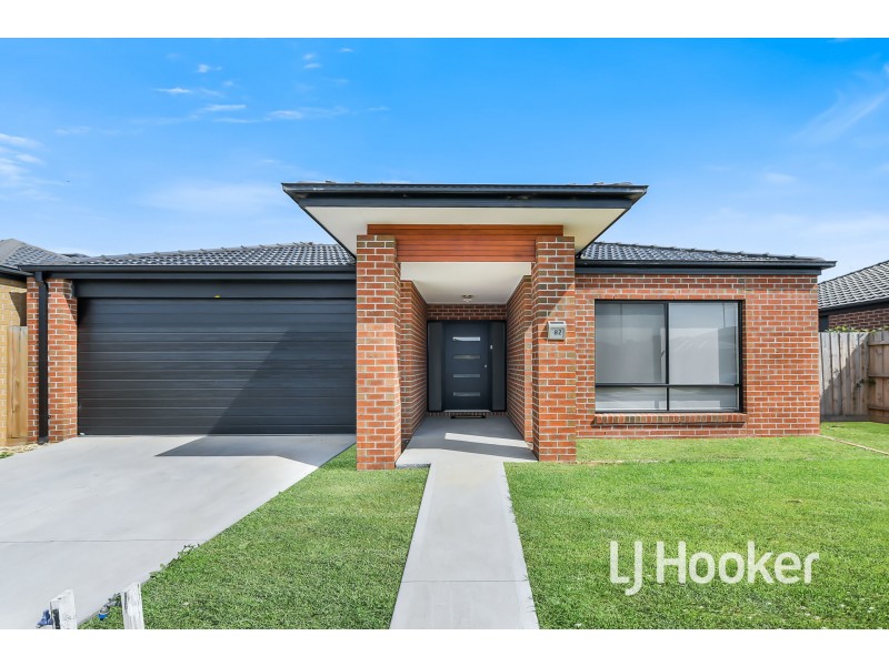 82 Fiorelli Boulevard, Cranbourne East VIC 3977
