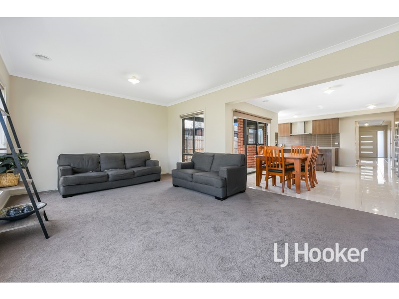 82 Fiorelli Boulevard, Cranbourne East VIC 3977