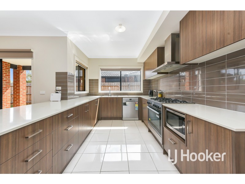 82 Fiorelli Boulevard, Cranbourne East VIC 3977