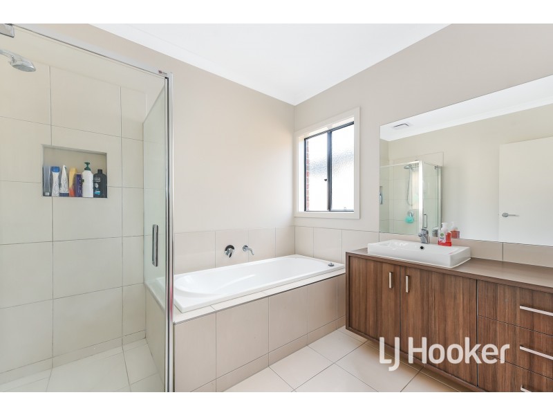 82 Fiorelli Boulevard, Cranbourne East VIC 3977