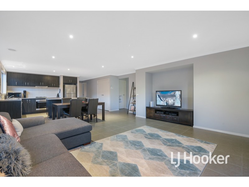 9 Wesson Way, Cranbourne East VIC 3977