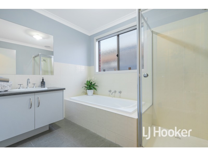 9 Wesson Way, Cranbourne East VIC 3977