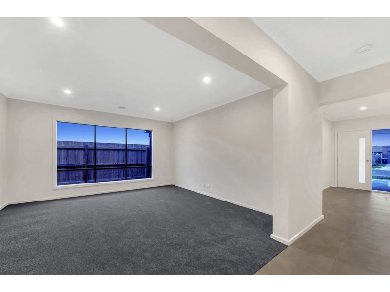 136 Fiorelli Boulevard, Cranbourne East VIC 3977