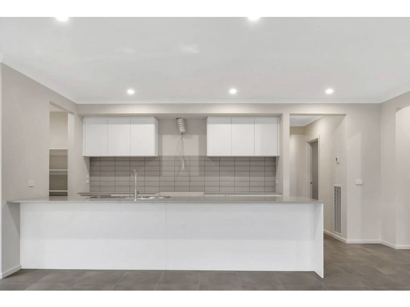 136 Fiorelli Boulevard, Cranbourne East VIC 3977