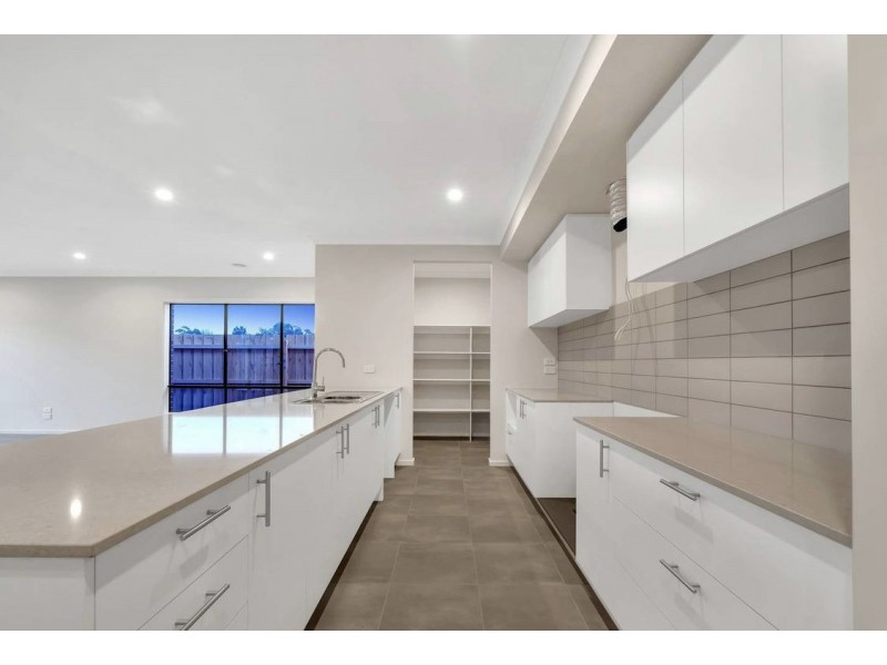 136 Fiorelli Boulevard, Cranbourne East VIC 3977