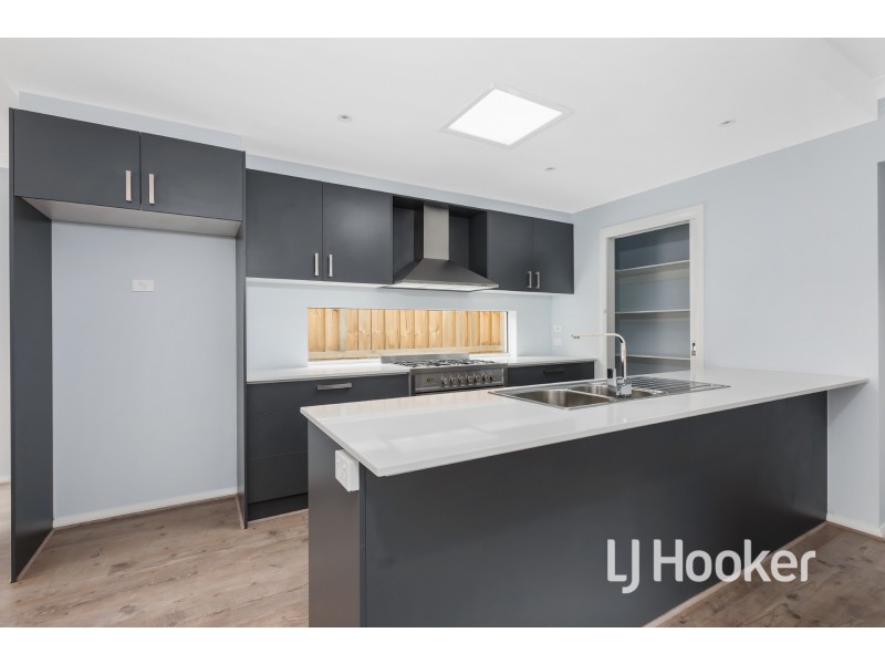 29 Mossey Crescent, Cranbourne East VIC 3977