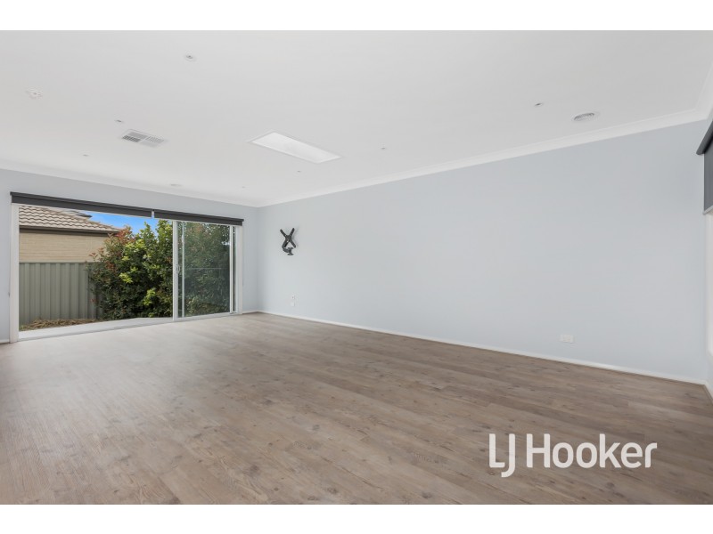 29 Mossey Crescent, Cranbourne East VIC 3977