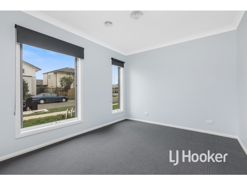 29 Mossey Crescent, Cranbourne East VIC 3977