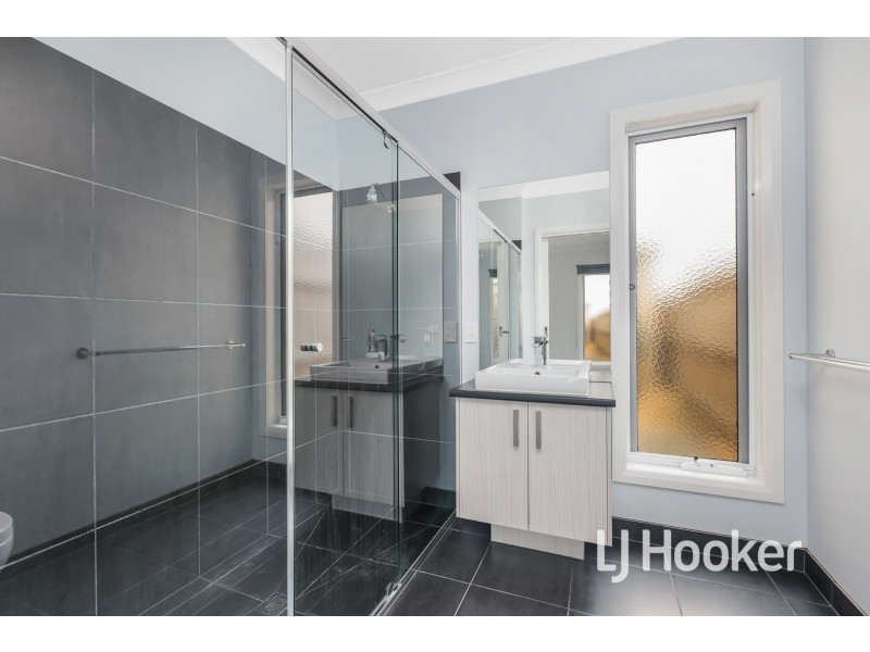 29 Mossey Crescent, Cranbourne East VIC 3977