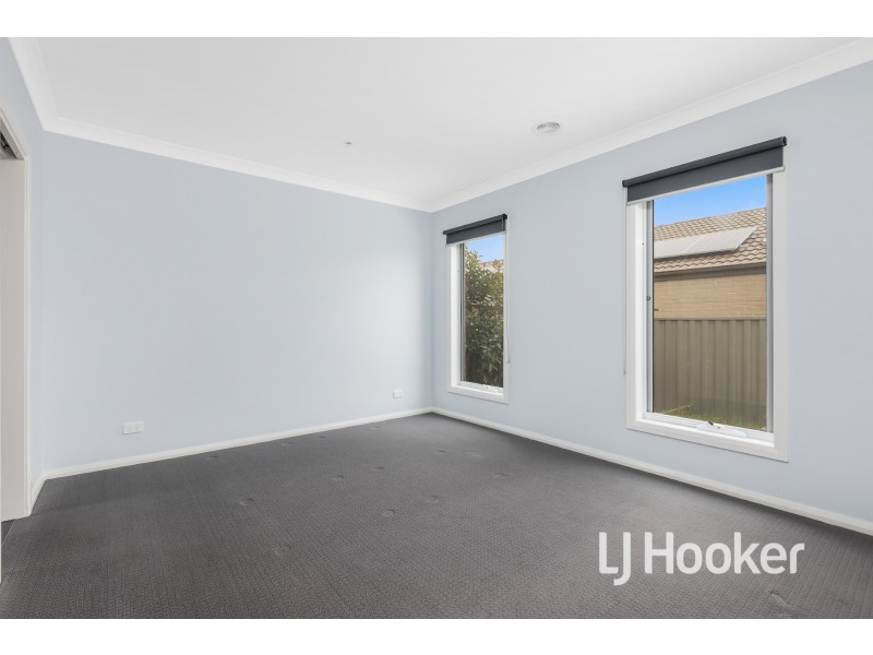 29 Mossey Crescent, Cranbourne East VIC 3977
