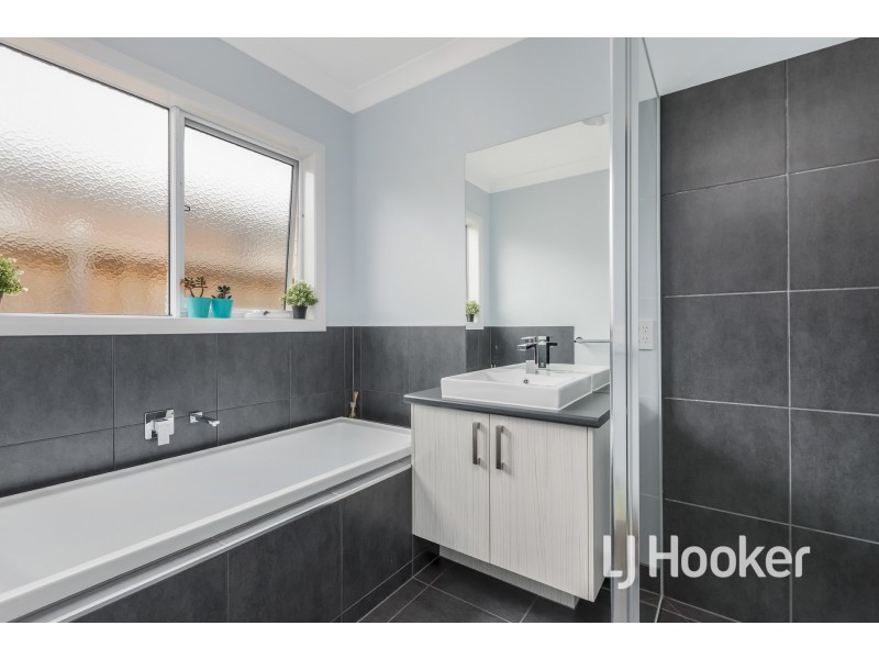 29 Mossey Crescent, Cranbourne East VIC 3977