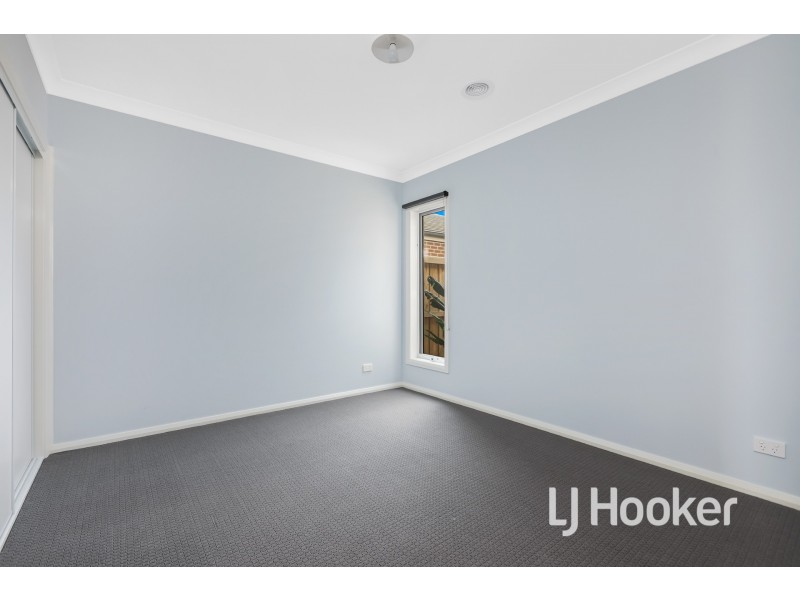 29 Mossey Crescent, Cranbourne East VIC 3977