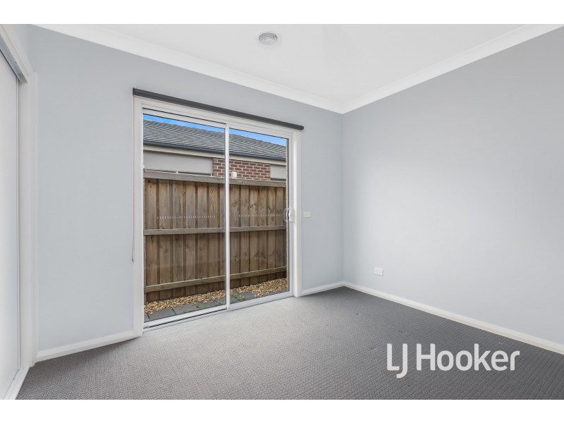 29 Mossey Crescent, Cranbourne East VIC 3977