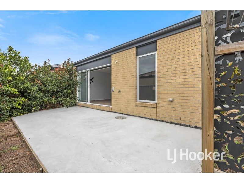 29 Mossey Crescent, Cranbourne East VIC 3977